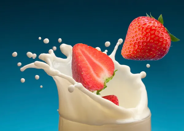 Полуниця в йогурт — стокове фото