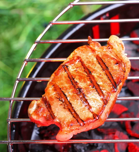 Hete biefstuk op barbecue — Stockfoto