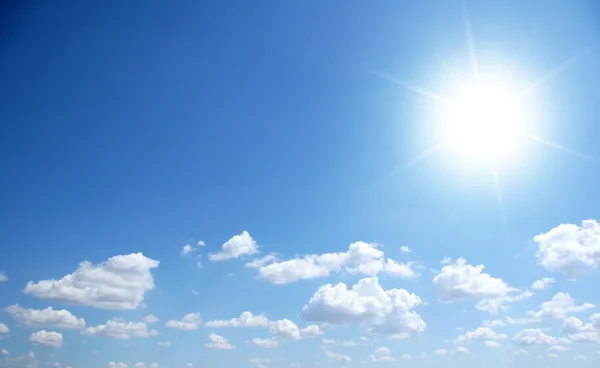Светлое солнечное небо с маленькими облаками — стоковое фото