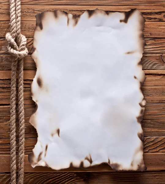 Obraz starego papieru na tle drewna. — Zdjęcie stockowe