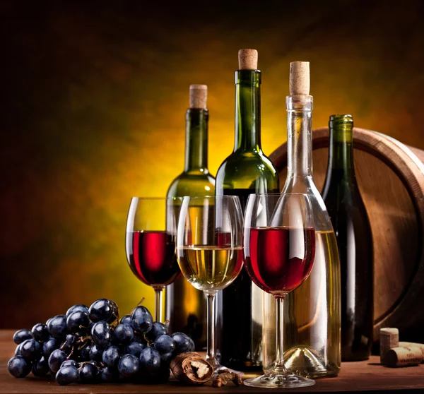 Bodegón con botellas de vino —  Fotos de Stock