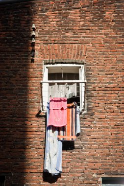 Çamaşırhane asılı eski kutu