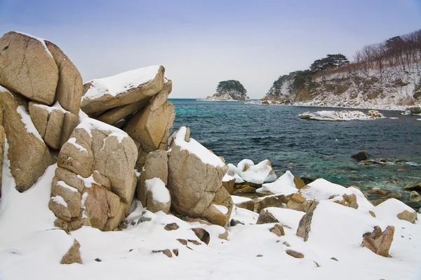 Камені на снігу — стокове фото