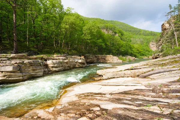 Stürmischer Fluss mit Steinbänken — Stockfoto