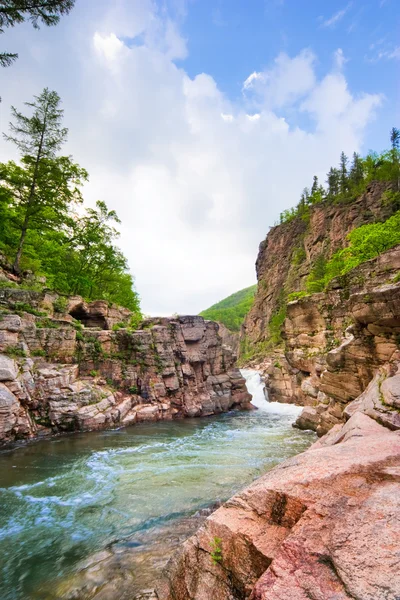 Grov floden i en skreva i berget — Stockfoto