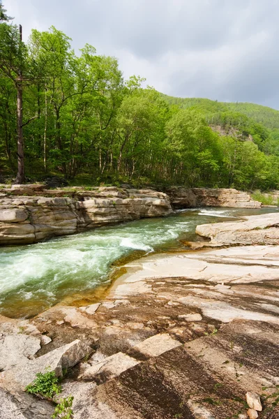 Divoká řeka, skalnaté břehy — Stock fotografie