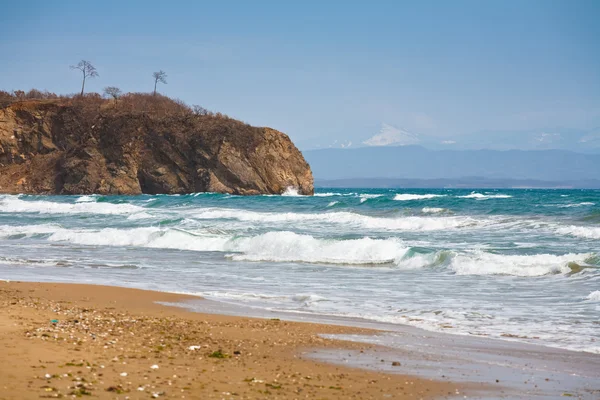 Sonbaharın güzel kayalık deniz plaj — Stok fotoğraf