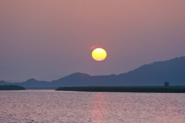 Gölde güzel bir gün batımı