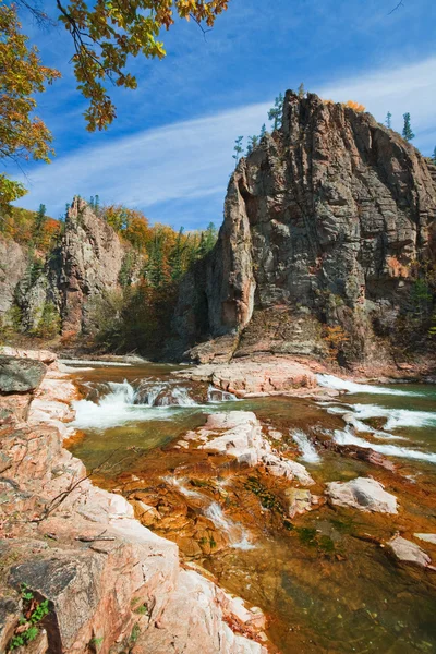 Gyönyörű őszi vadon élő hegyi folyó — Stock Fotó