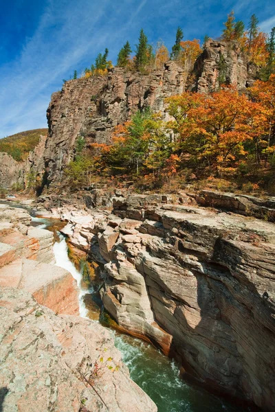 Herbststürmisches Bergwasser — Stockfoto
