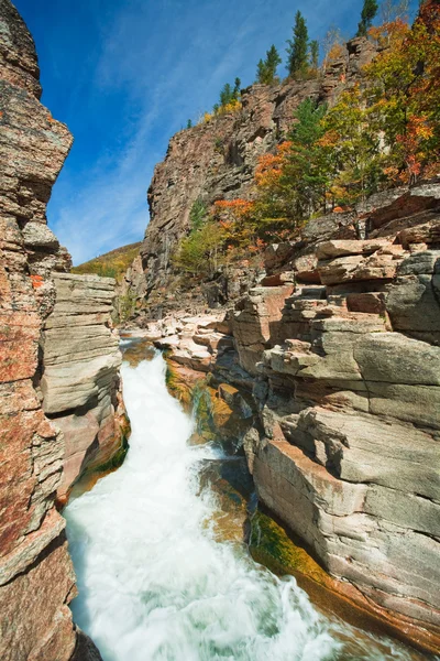 Krásné podzimní bouřlivé řeky skály — Stock fotografie