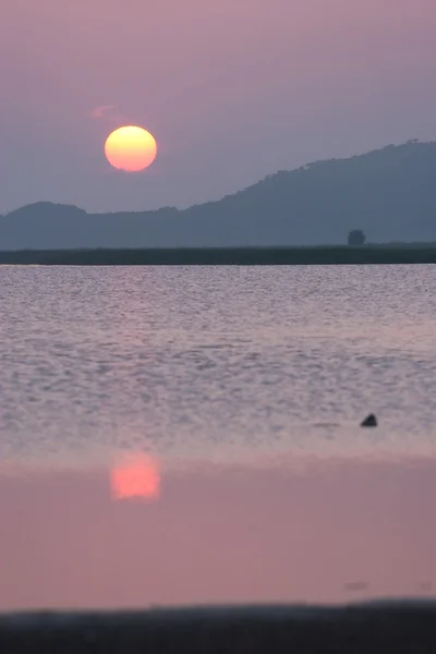 Spiegelung des Sonnenuntergangs im See — Stockfoto