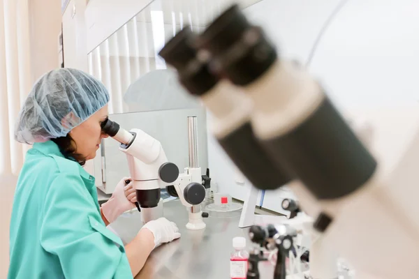Girl at the microscope — Stock Photo, Image
