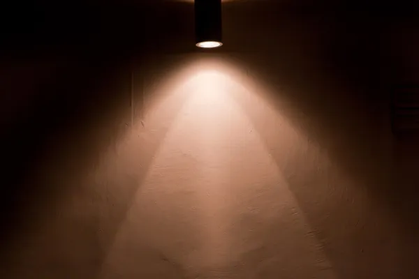 Iluminación de pared en la oscuridad — Foto de Stock