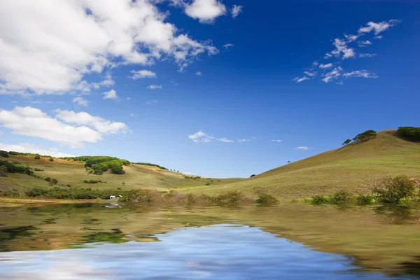 Rustige reflectie van wolken in het meer — Stockfoto