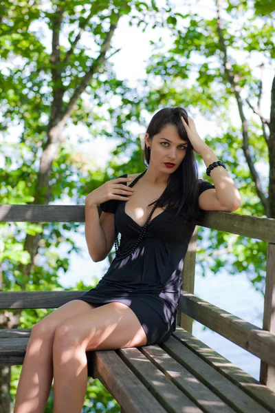 公園のベンチで美しいセクシーな女の子 — ストック写真