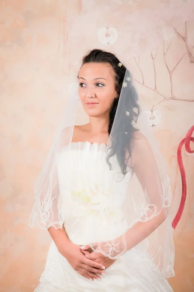 Onschuldige bruid in een jurk — Stockfoto