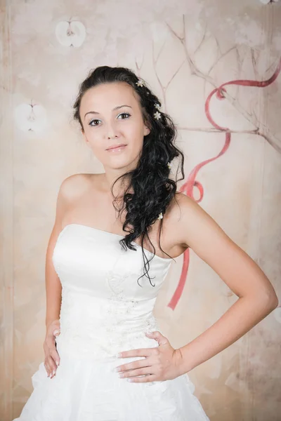 Inocência alegre da noiva em um vestido branco — Fotografia de Stock