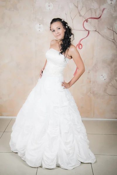 Meleg elegáns menyasszony, fehér ruhában — Stock Fotó