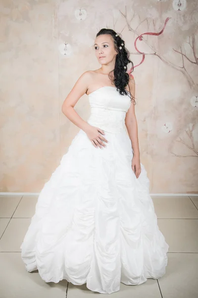 Αστεία νύφη σε ένα κομψό λευκό φόρεμα — Φωτογραφία Αρχείου
