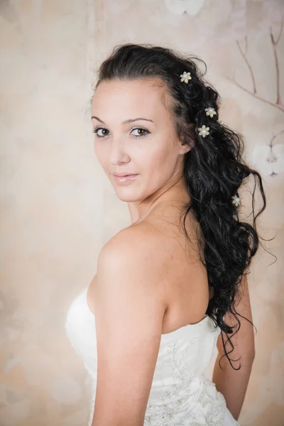 Listige Braut im eleganten weißen Kleid — Stockfoto