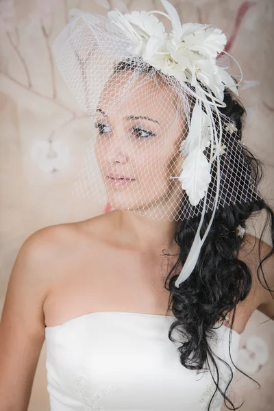 Interessante Braut im eleganten weißen Kleid — Stockfoto