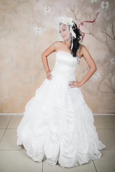 Игривая невеста в элегантном белом платье — стоковое фото