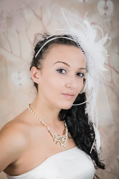 Misterioso noiva está em um vestido branco chique — Fotografia de Stock