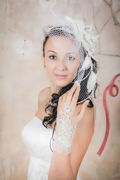 Hübsche Braut steht in einem eleganten weißen Kleid — Stockfoto