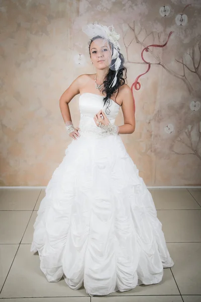 Σύγχρονη νύφη που στέκεται σε ένα κομψό λευκό φόρεμα — Φωτογραφία Αρχείου
