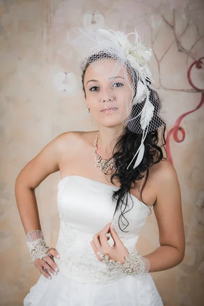 スリムな花嫁はシックな白いドレスに立っています。 — ストック写真