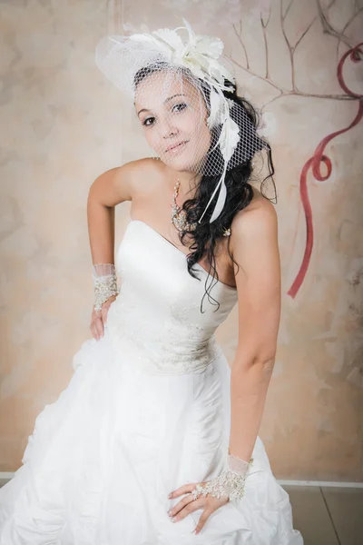 Geheimnisvolle Braut ist in weiß — Stockfoto