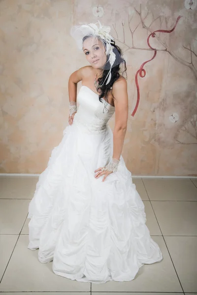 Moderne bruid is in wit — Stockfoto