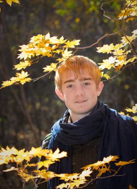 sonbahar ormandaki Active Kızıl saçlı çocuk