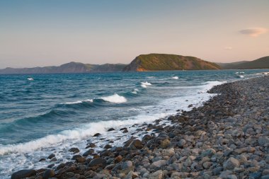 Gün batımında soğuk deniz