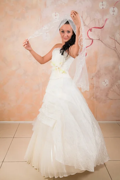 Unschuldige Braut im weißen Kleid — Stockfoto