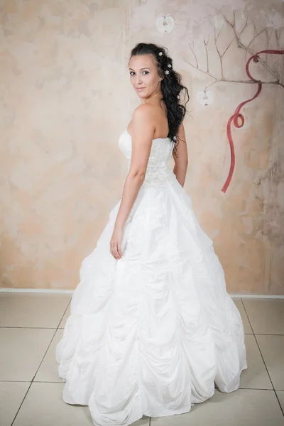 Hübsche Braut im eleganten weißen Kleid — Stockfoto
