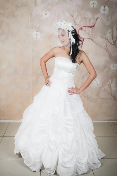 Šťastná nevěsta v elegantní bílé šaty — Stock fotografie