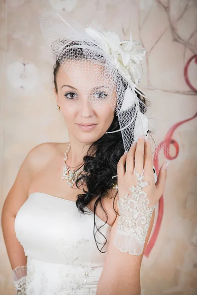 Gelukkige bruid staat in een elegante witte jurk — Stockfoto