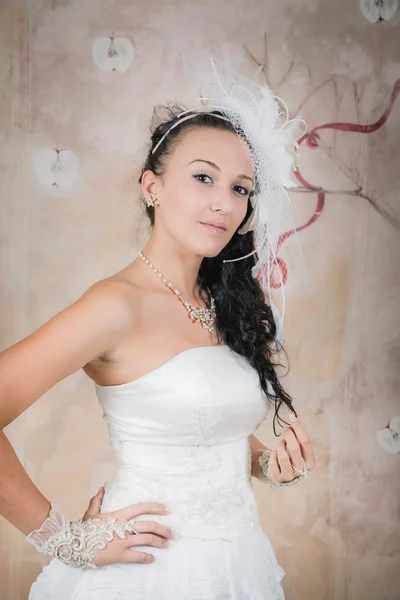 Noiva modesta fica em um vestido branco elegante — Fotografia de Stock