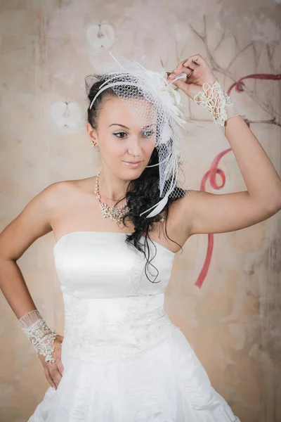 Mladá nevěsta stojí v elegantní bílé šaty — Stock fotografie