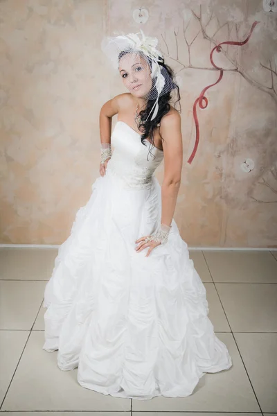 Moderne Braut ist hübsch in weiß — Stockfoto