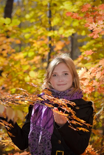 Aktivní krásná blondýnka v podzimním lese — Stock fotografie