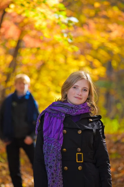 Aktivní krásný chlapec a dívka v podzimním lese — Stock fotografie