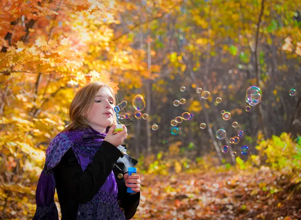 Активная красивая девушка с мыльными пузырями — стоковое фото