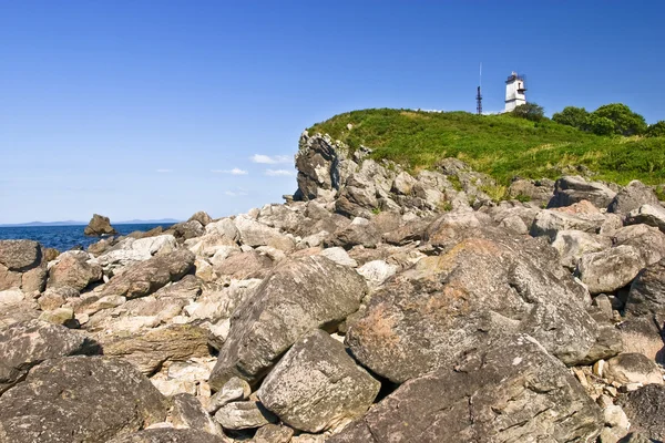 Lighthouse on the rocky shore — Stock Photo, Image