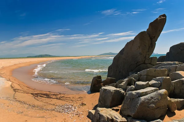 Praia arenosa de pedras — Fotografia de Stock