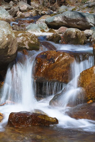 Niet een grote natuurlijke waterval in het forest — Stockfoto