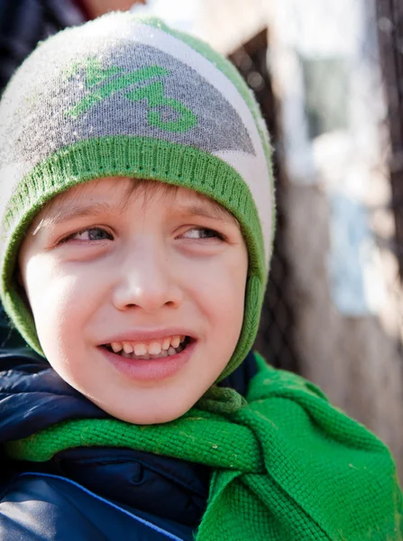 Зимний портрет мальчика с голубыми глазами — стоковое фото