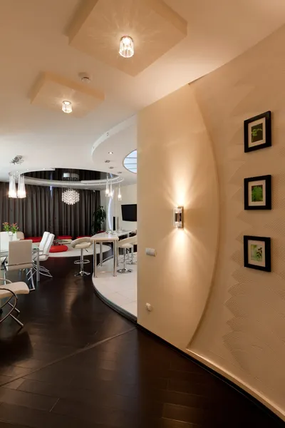 Schöne moderne Lounge mit weichen Sofas — Stockfoto